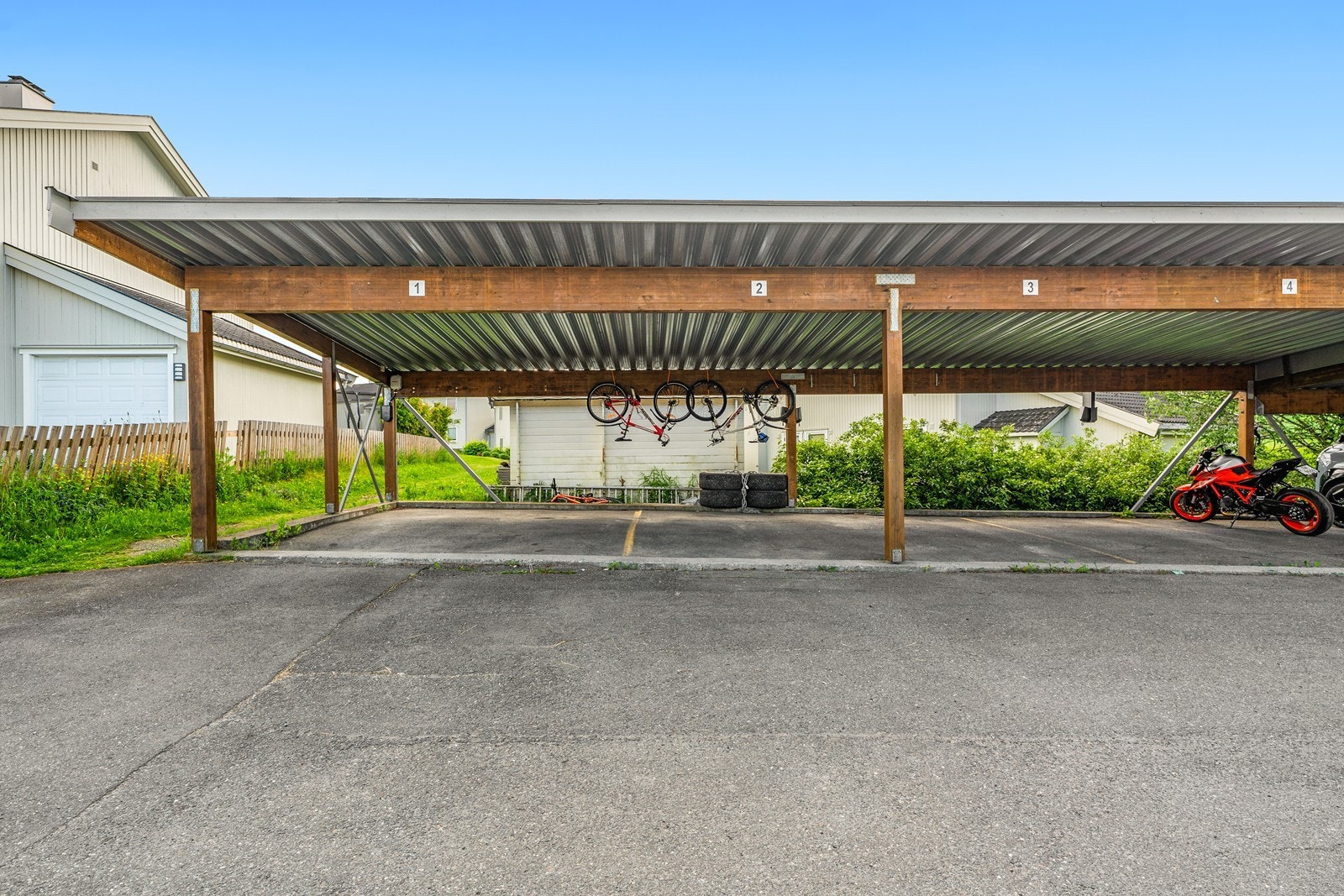 Borettslaget disponerer parkeringsplasser i felles carportanlegg. Galleribilde