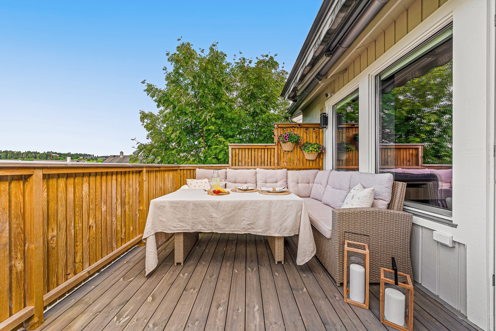 Fra stuen er det direkte utgang til en romslig, understøttet terrasse på 13 m². Galleribilde