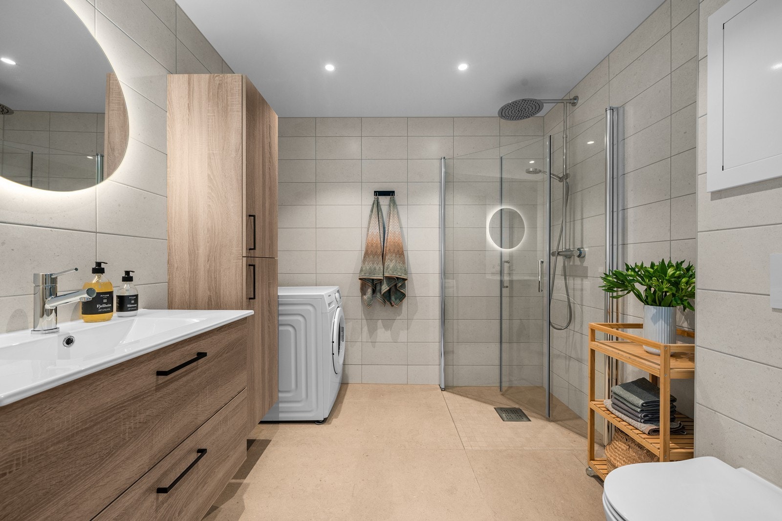 Badet er nytt, med flislagte overflater, elektriske varmekabler og opplegg for vaskemaskin. Galleribilde