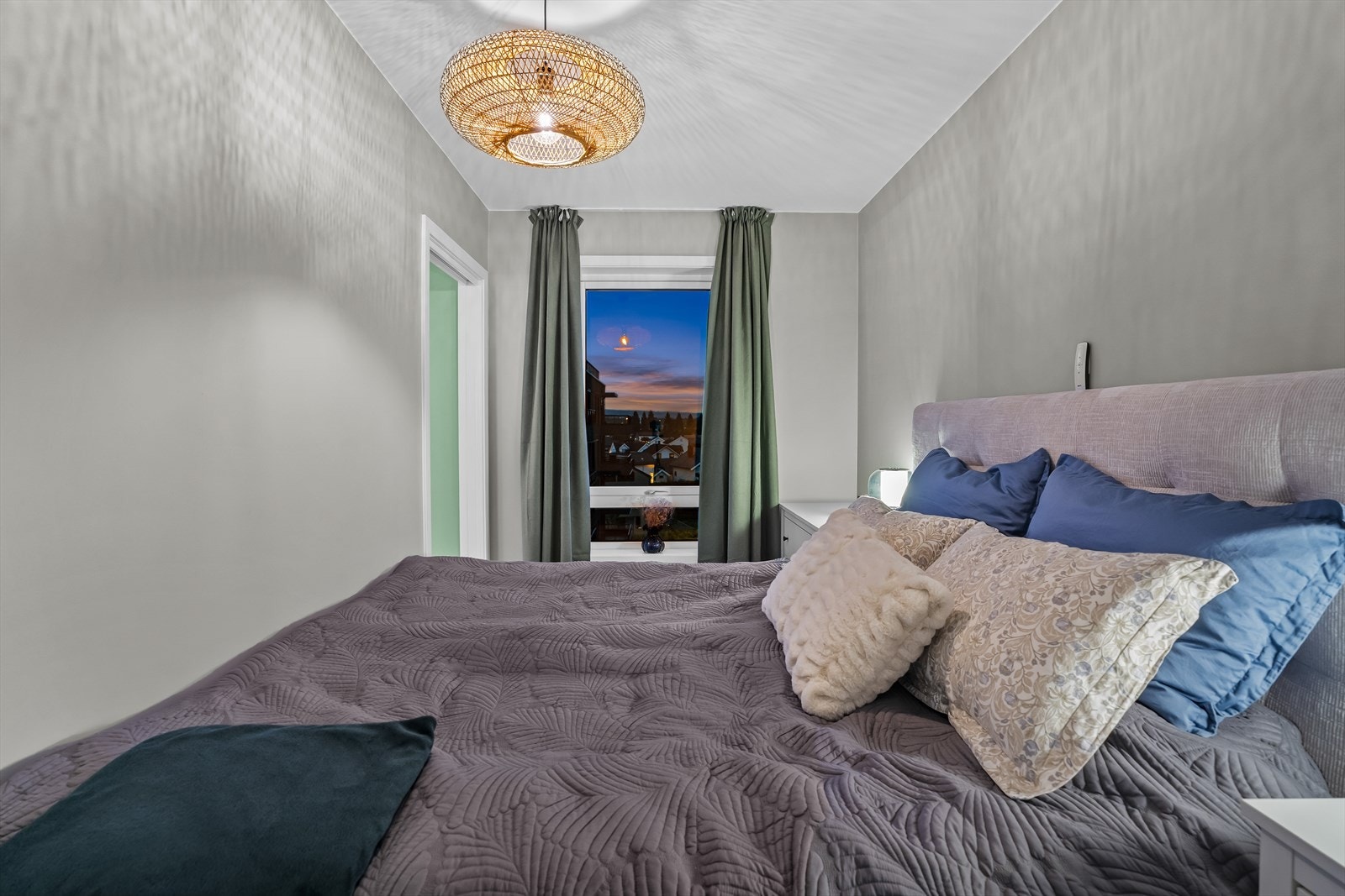Hovedsoverommet har en elegant Laila-løsning med inngang fra begge sider av sengen. En smart og plassbesparende detalj som utnytter rommet optimalt. Galleribilde