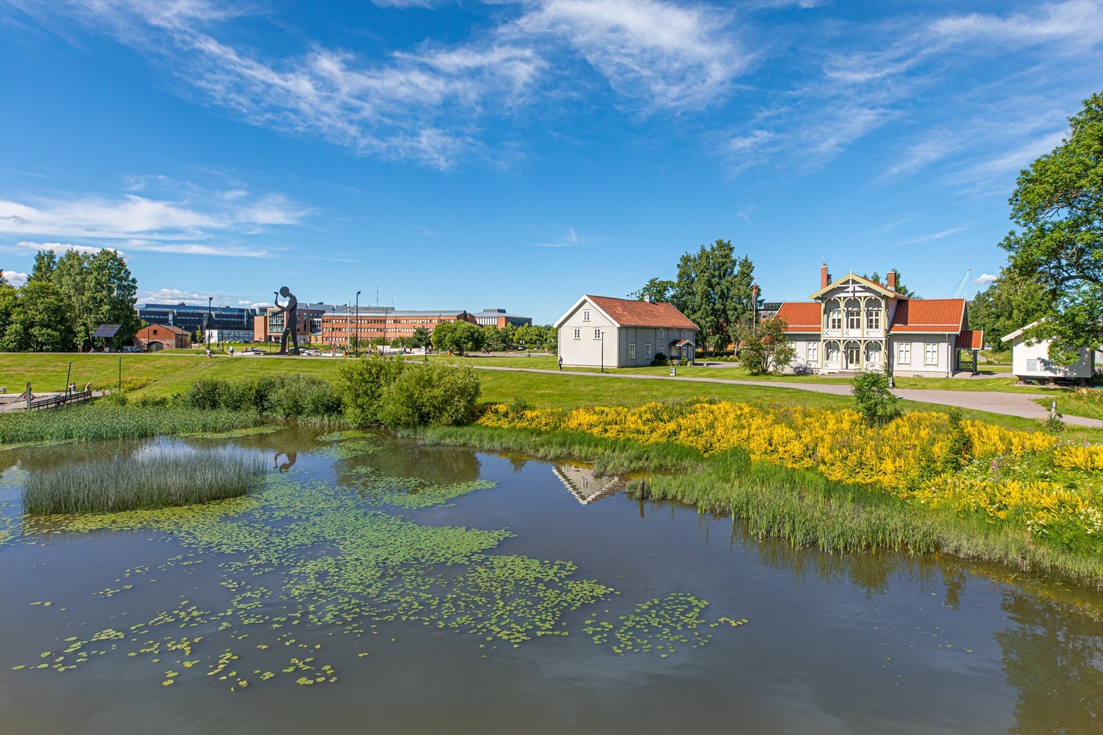Nærområdet byr også på flotte rekreasjonsmuligheter - blant annet langs Nitelva, hvor du finner turstier, gang- og sykkelveier, og grønne soner for avkobling og aktivitet. Galleribilde