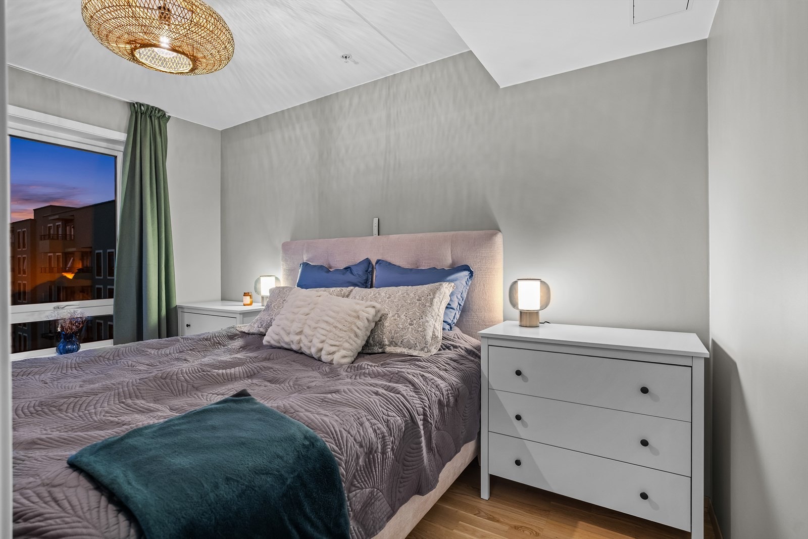 Leiligheten har tre gode soverom, alle med plass til seng, garderobeløsninger og personlig preg. Galleribilde