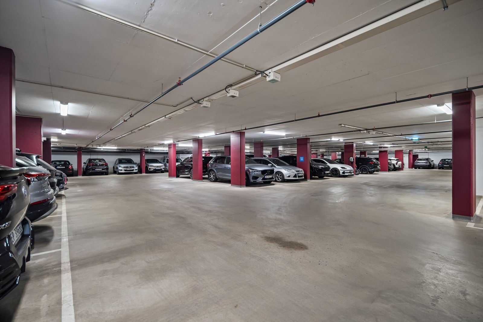 Det medfølger ikke parkering. Det er mulighet for å leie parkering i felles garasjeanlegg. Galleribilde
