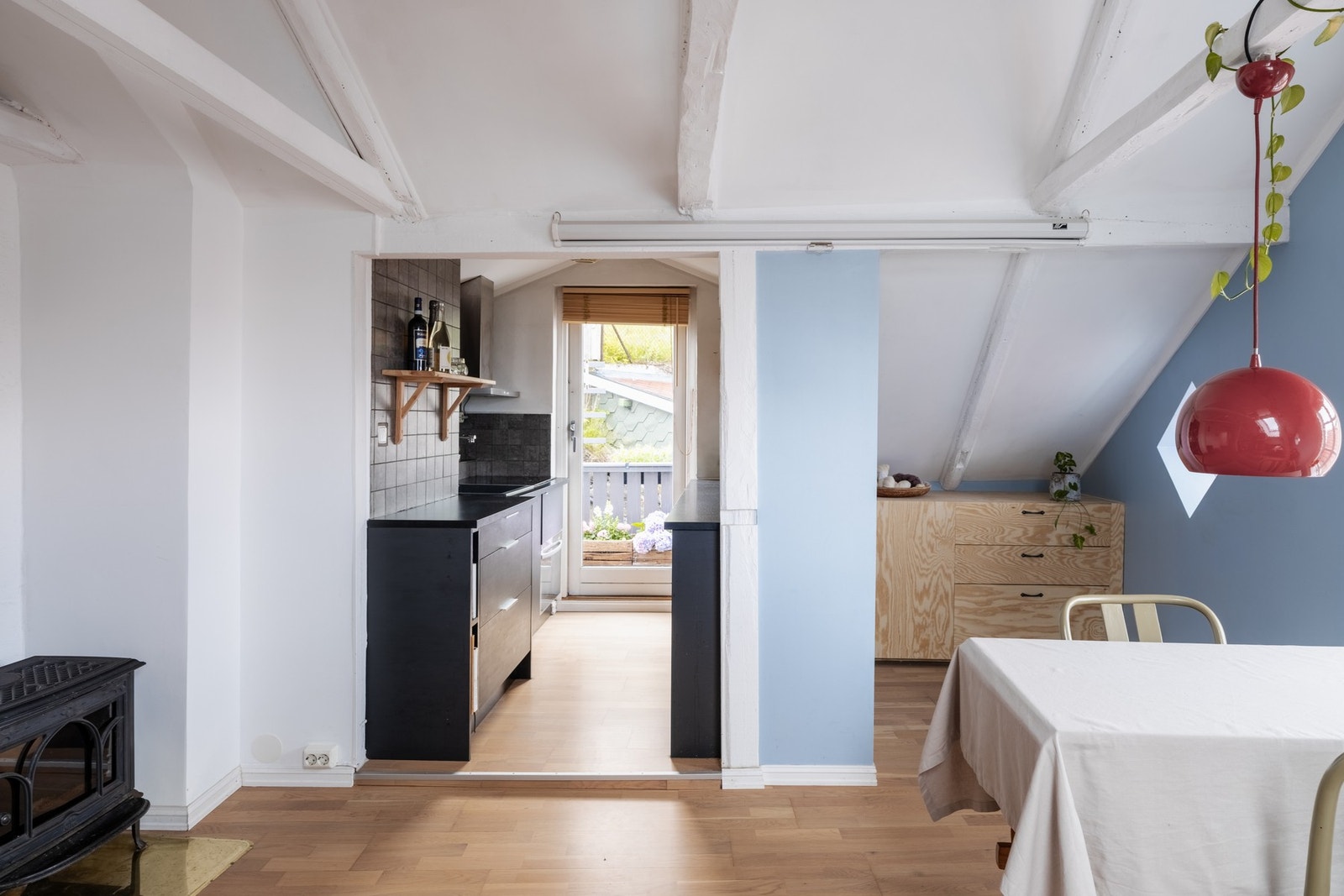 Plassbygget skap i finer under skråtak i stuen med innebygget fryser fra IKEA (2025). Galleribilde