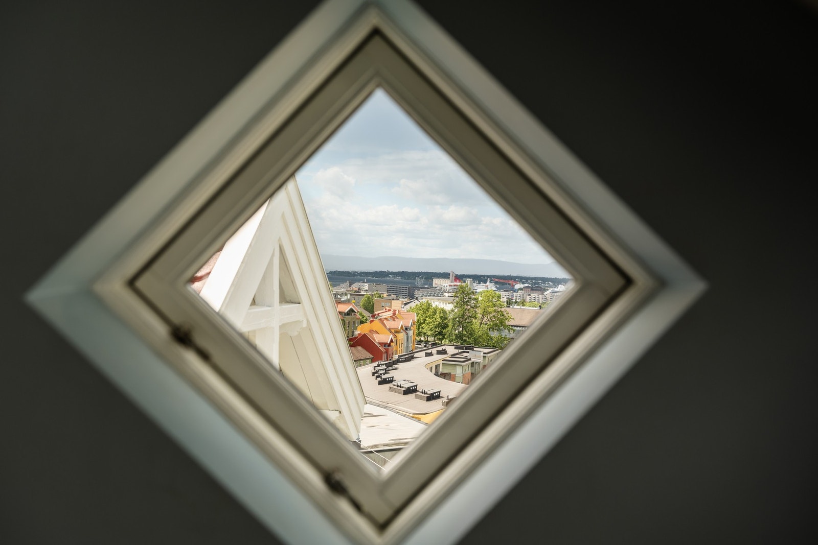 Boligen har en fin kombinasjon av klassiske vindusflater som skråvinduer, vinduer med ruter og takvinduer. De fleste vinduene er nymalt de siste årene. Galleribilde