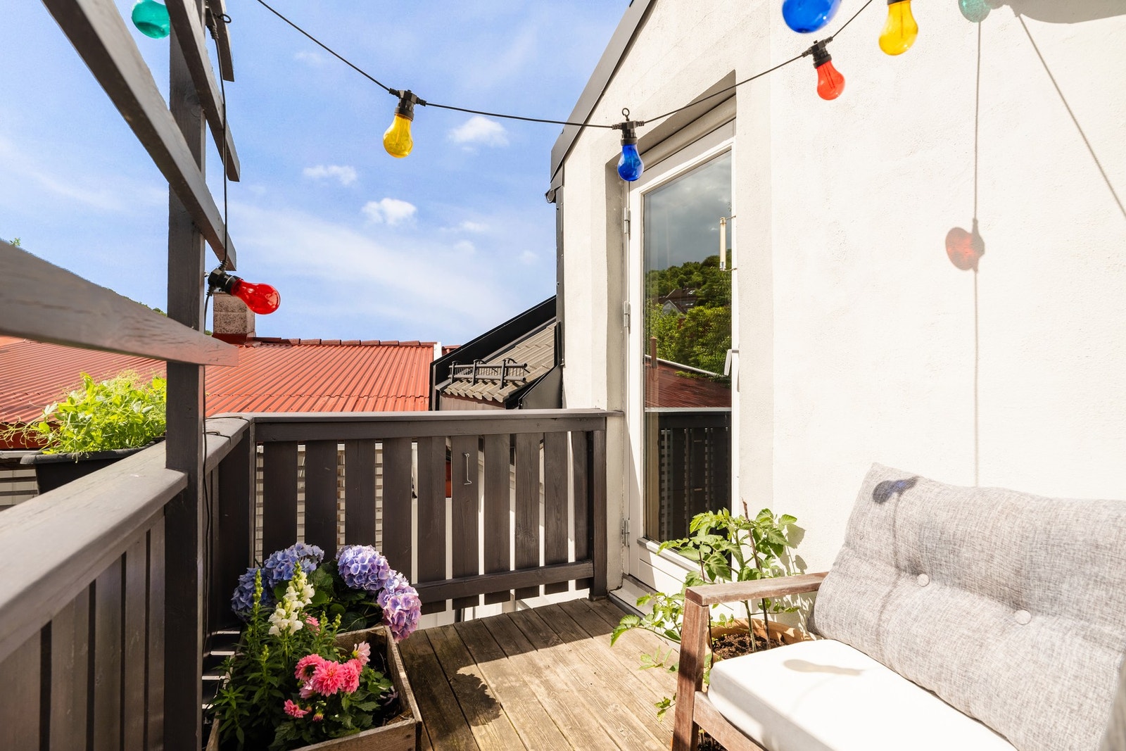 Det er tillatt å grille på fellesterrassen, men ikke på balkongen (unntak elektrisk grill). Galleribilde