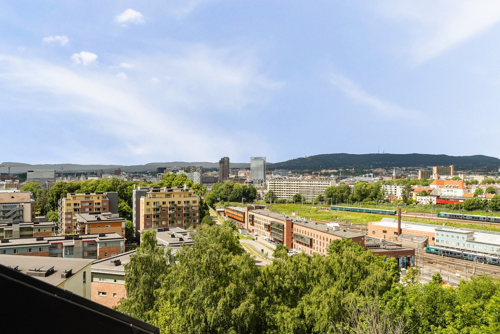 Fra leiligheten er det fantastisk utsikt over Oslo, og helt til Holmenkollen! Galleribilde