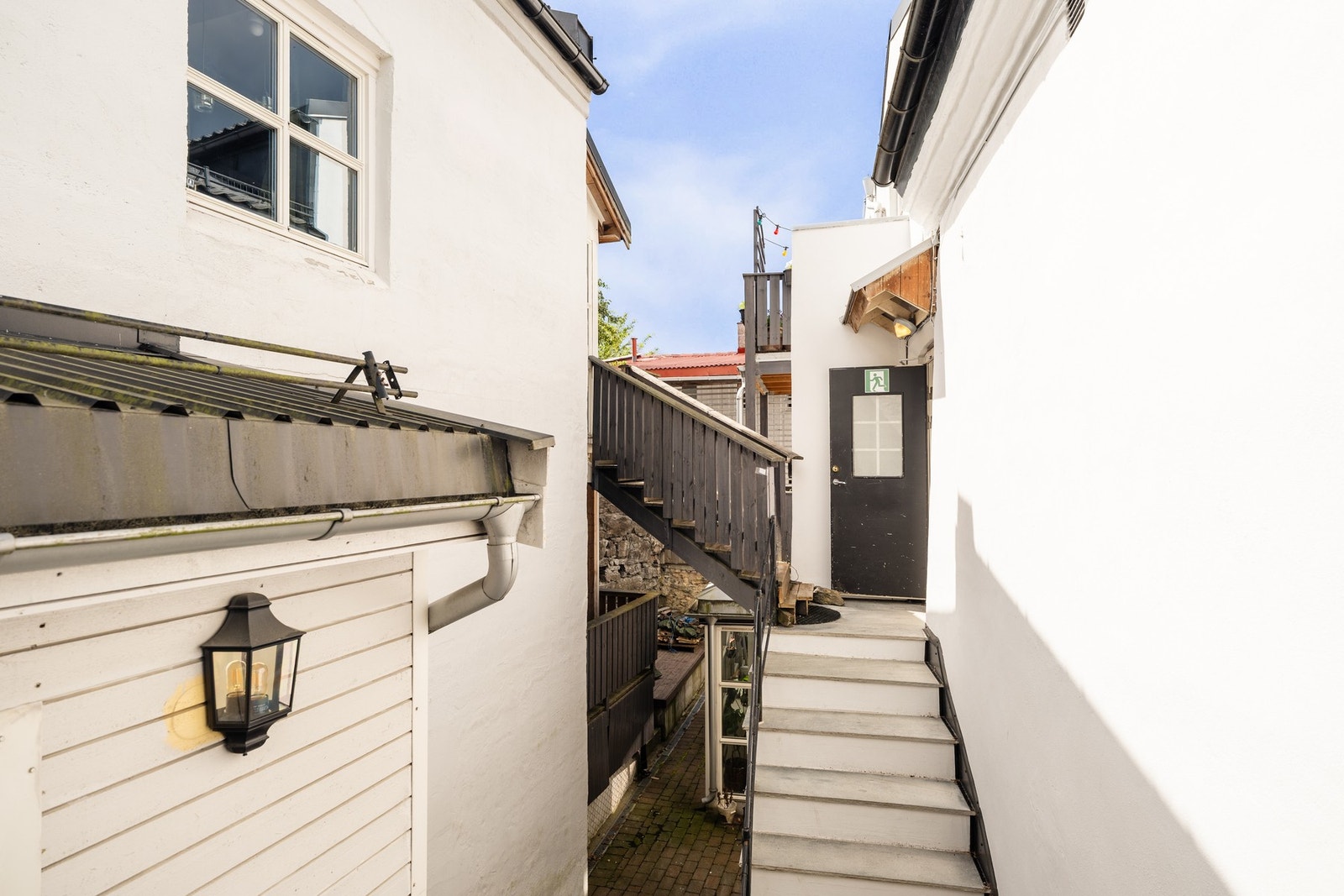 Fasade- og inngangsparti med karakteristisk, klassisk arkitektur. Galleribilde
