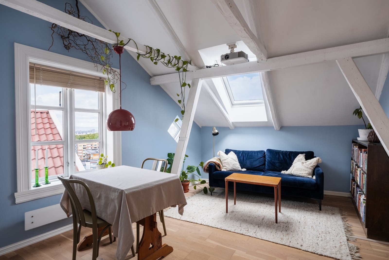 Dette er en lun og koselig stue med svært gode lysforhold fra flere himmelretninger. Galleribilde