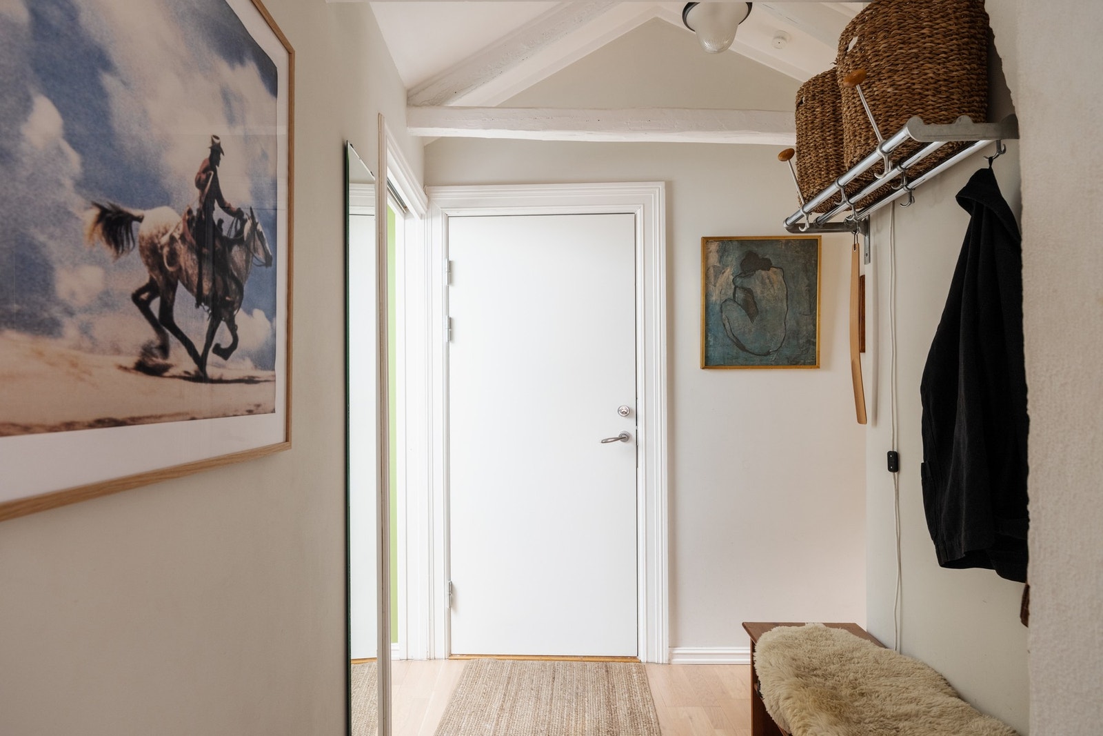 Entré med gode oppbevaringsmuligheter for sko- og yttertøy. Galleribilde