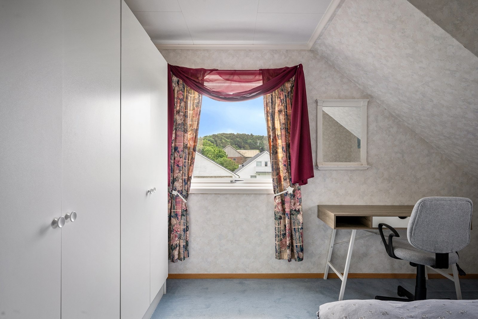 Soverom med plass til både seng, garderobeskap og en liten arbeidsplass. Galleribilde