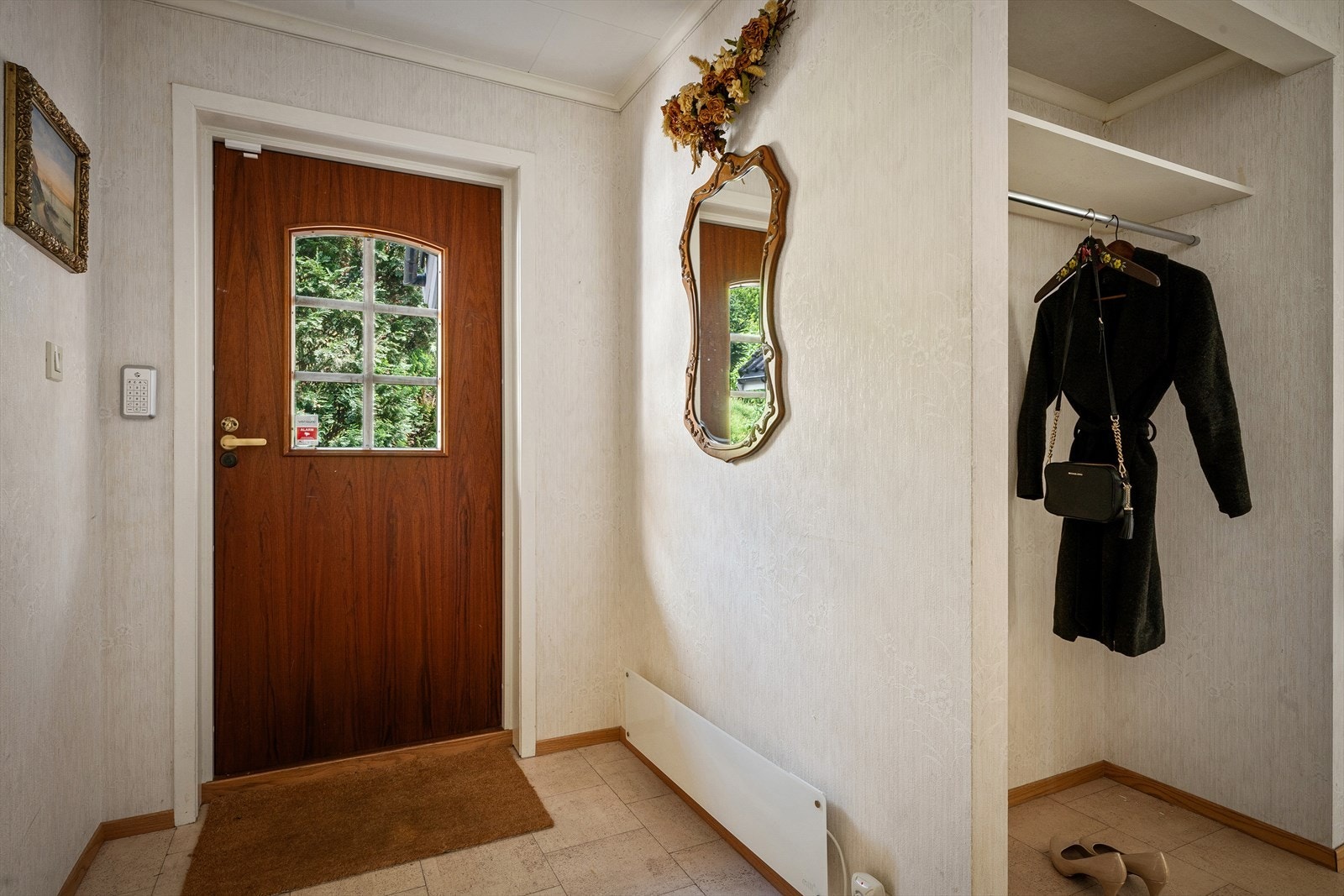 Entréen i første etasje har god plass til yttertøy og sko. Galleribilde