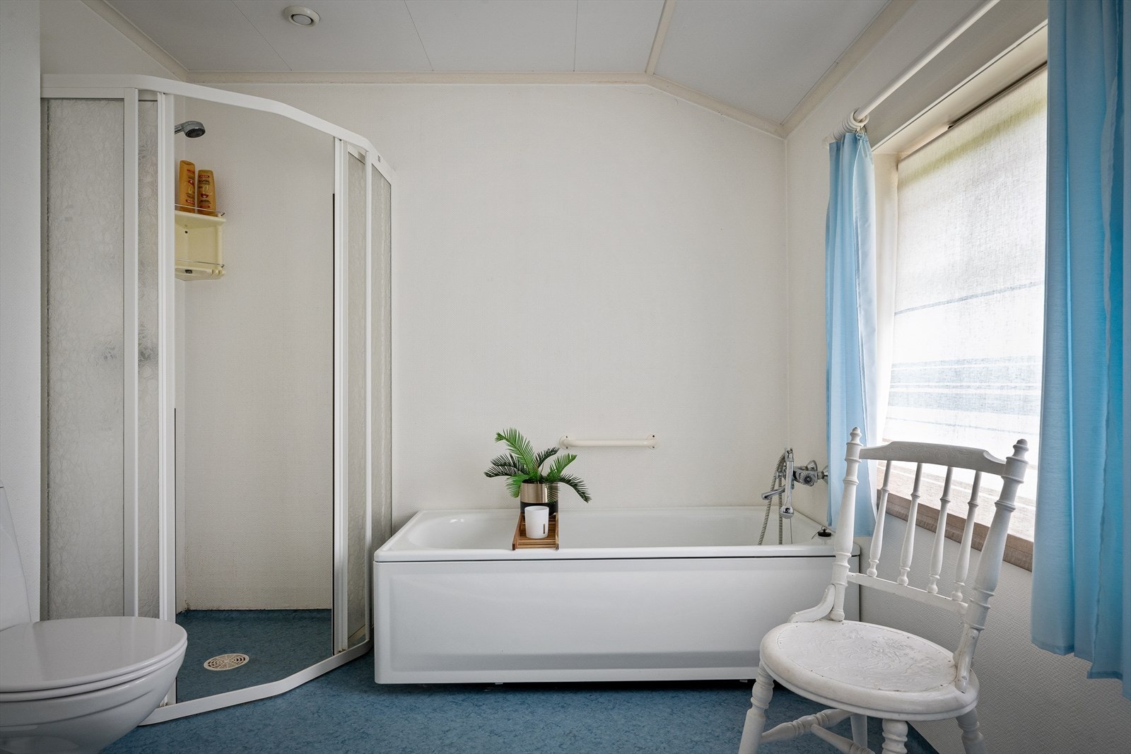 Badet er utstyrt med både badekar og et separat dusjhjørne. Galleribilde