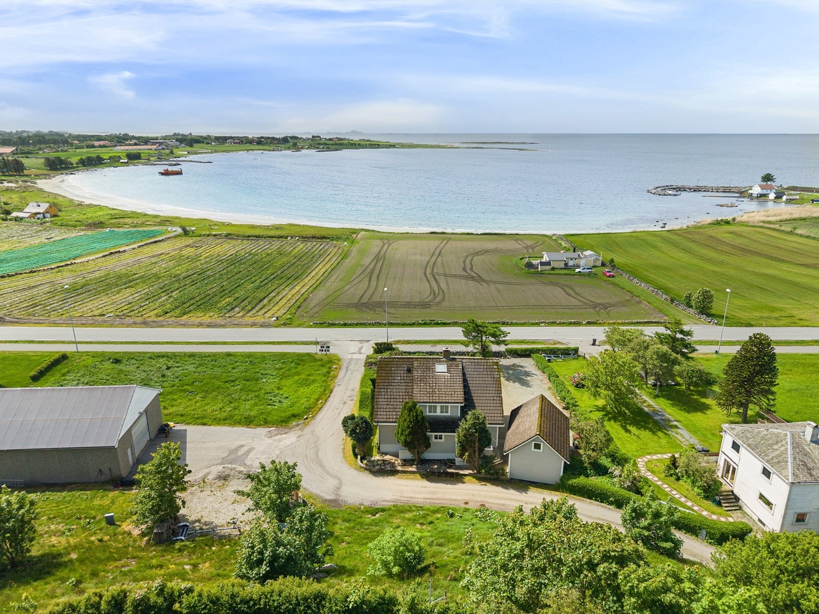 Her kan man få seg et forfriskende sjøbad i krystallklart vann, ca. 100 meter fra huset. Galleribilde