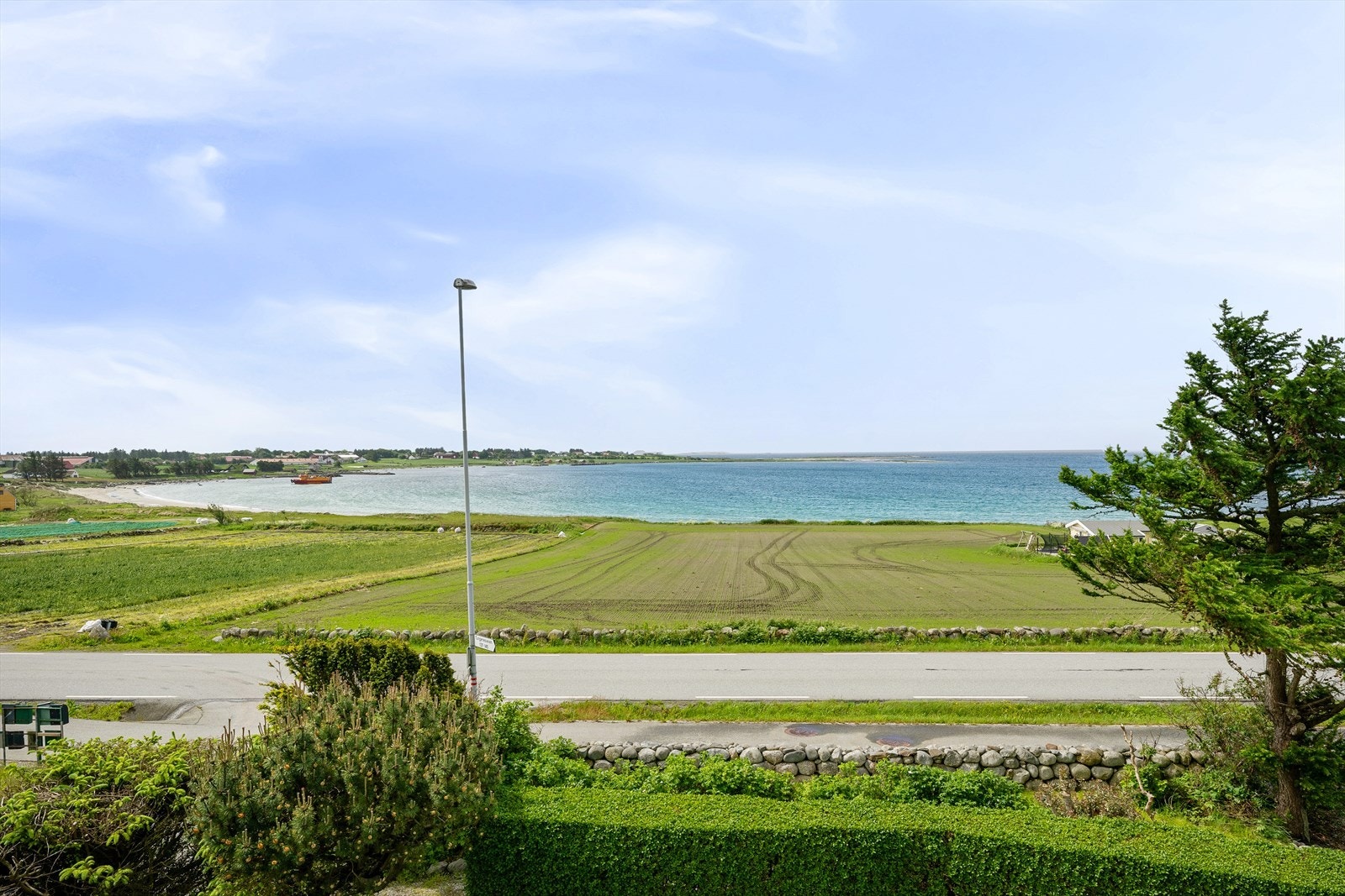 Utsikt mot Sandestranden, som ligger kun 200 meter unna. Galleribilde