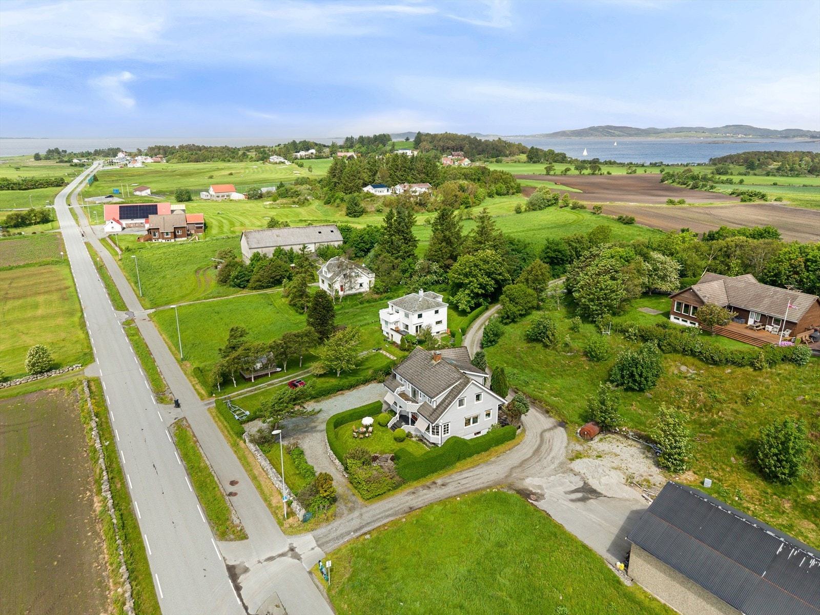 Oversikt over eiendommen og dens landlige omgivelser. Galleribilde