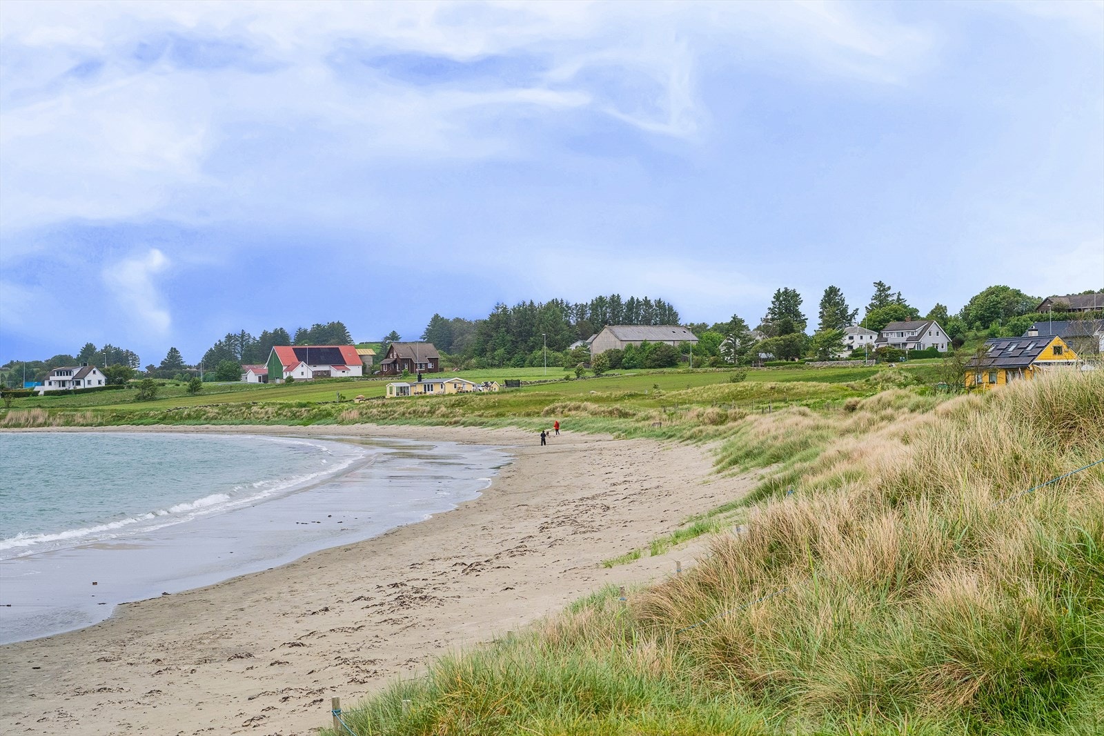 Sandebukten er kjent for sin silkemyke og steinfrie sandstrand, kun en kort spasertur fra eiendommen. Galleribilde