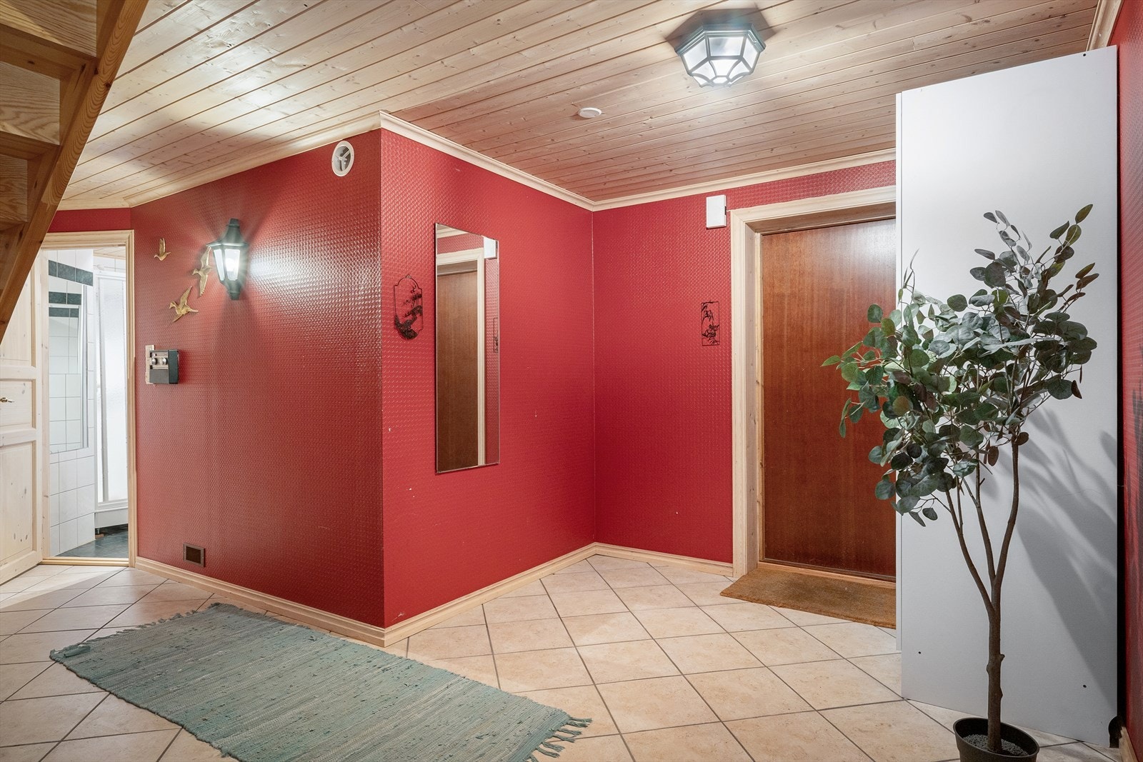 Gangen i kjelleren har flislagt gulv og gir tilgang til etasjens ulike rom. Galleribilde