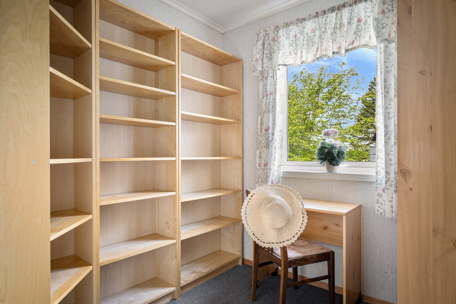 Et av rommene i første etasje er innredet som kontor/arbeidsrom Galleribilde