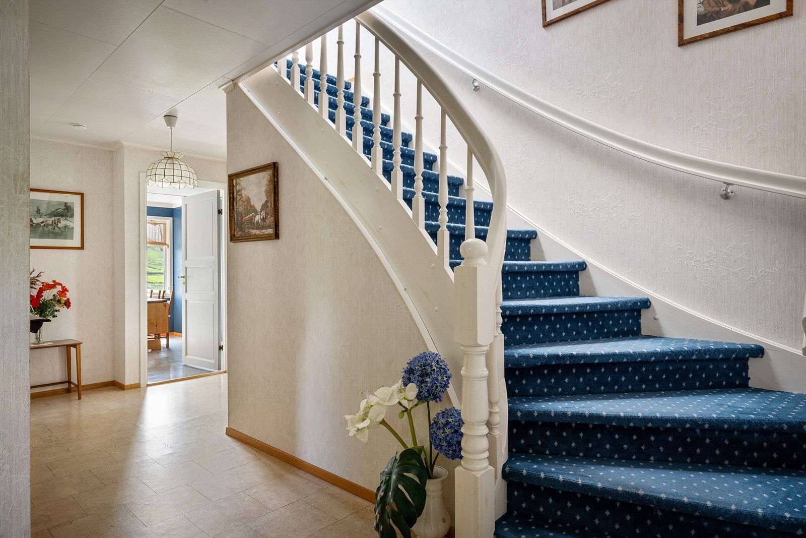 Fra hallen er det trapp opp til 2. etasje Galleribilde