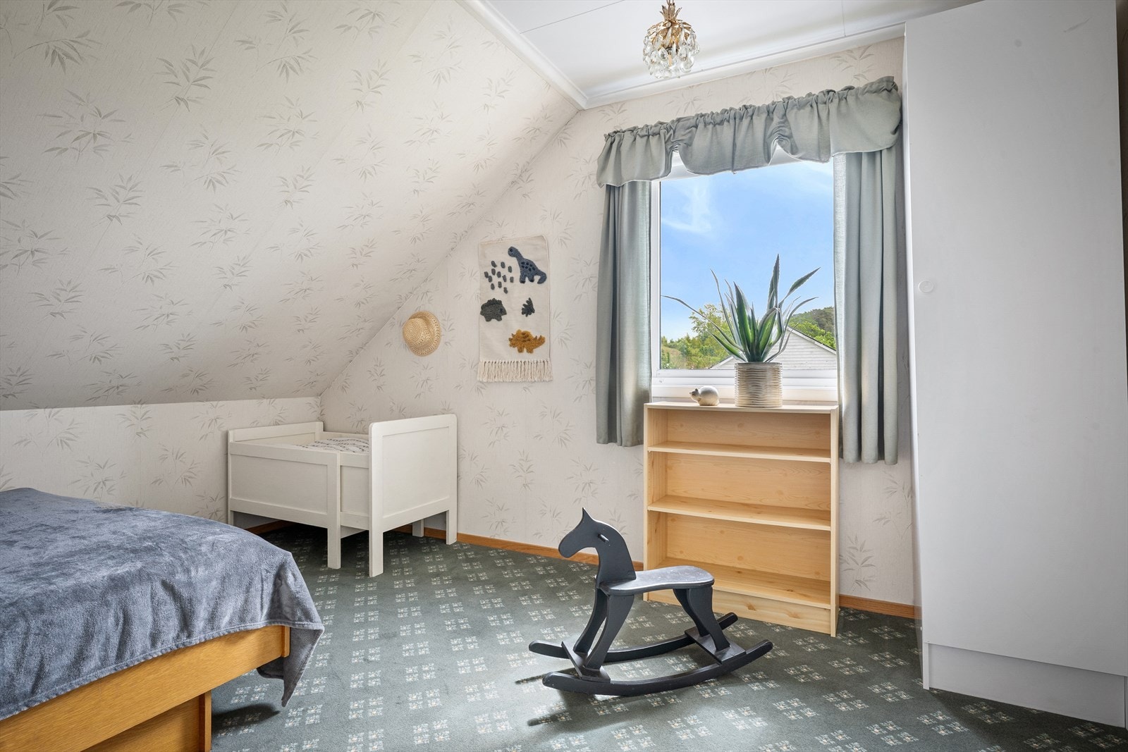 Et lyst og trivelig rom, ideelt som barnerom. Galleribilde