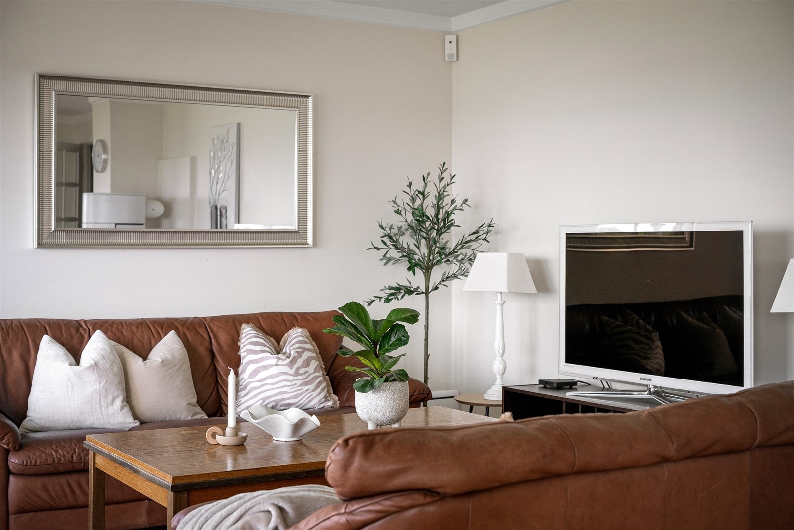 Stuen har god plass for en romslig sofagruppe. Galleribilde