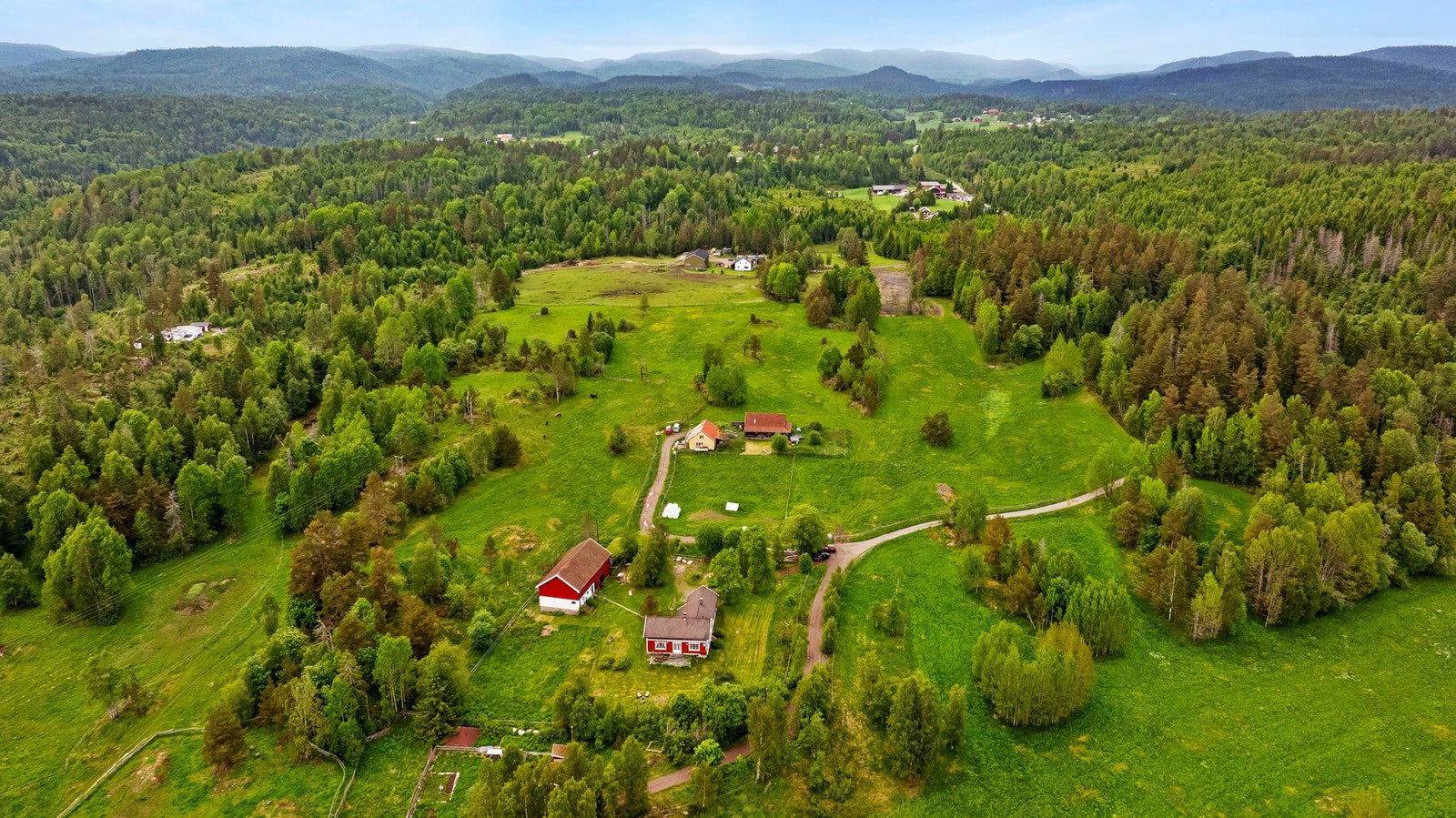Åpent og fint område rundt eiendommen Galleribilde
