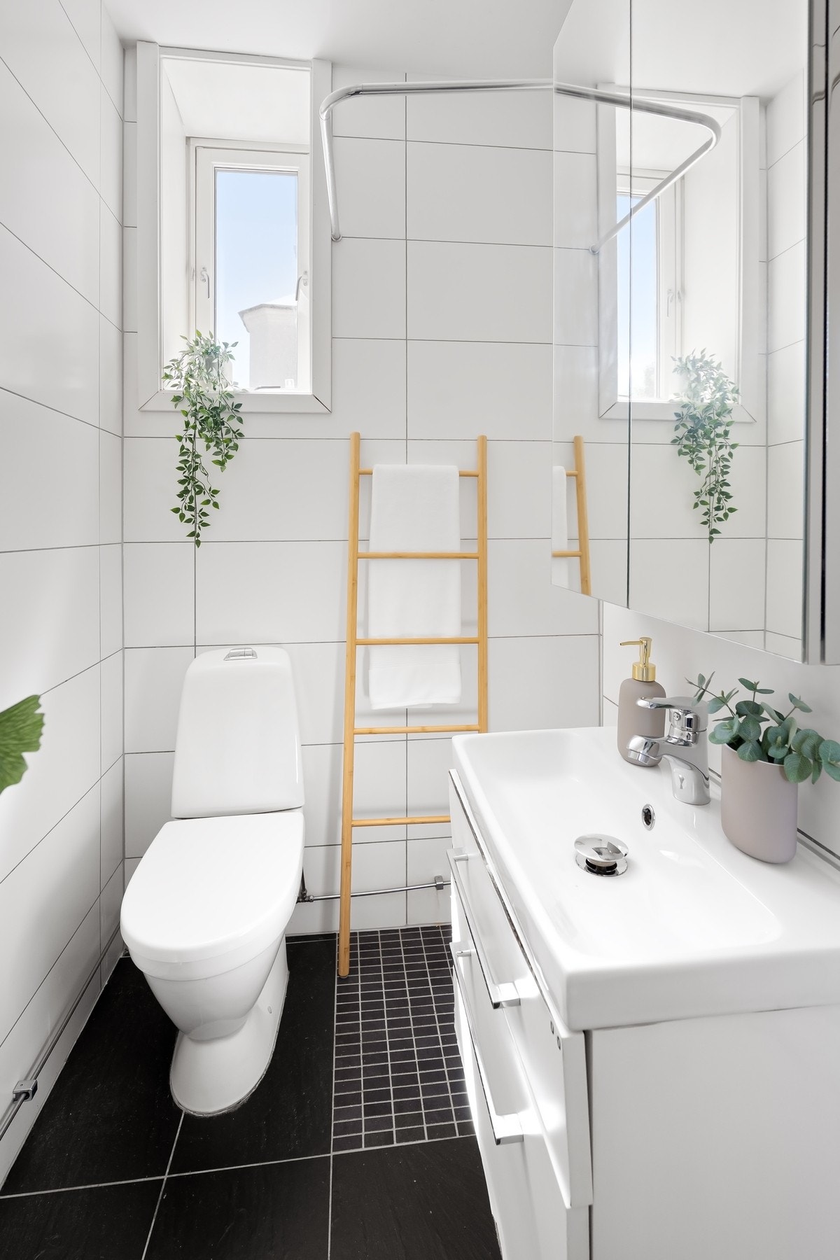 Pent baderom innredet med dusjhjørne, servantløsning med underskap, toalett og opplegg for vaskemaskin/tørketrommel Galleribilde