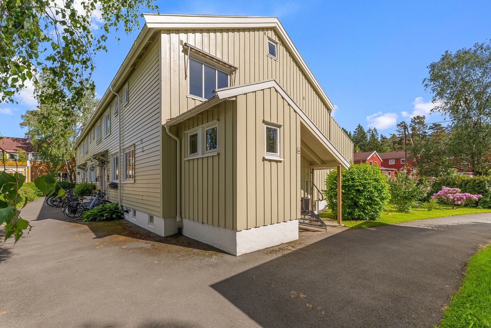 Området er preget av frodige, grønne fellesarealer med lekeplasser og ballplass, som skaper et trygt og sosialt miljø rett utenfor døren. Galleribilde