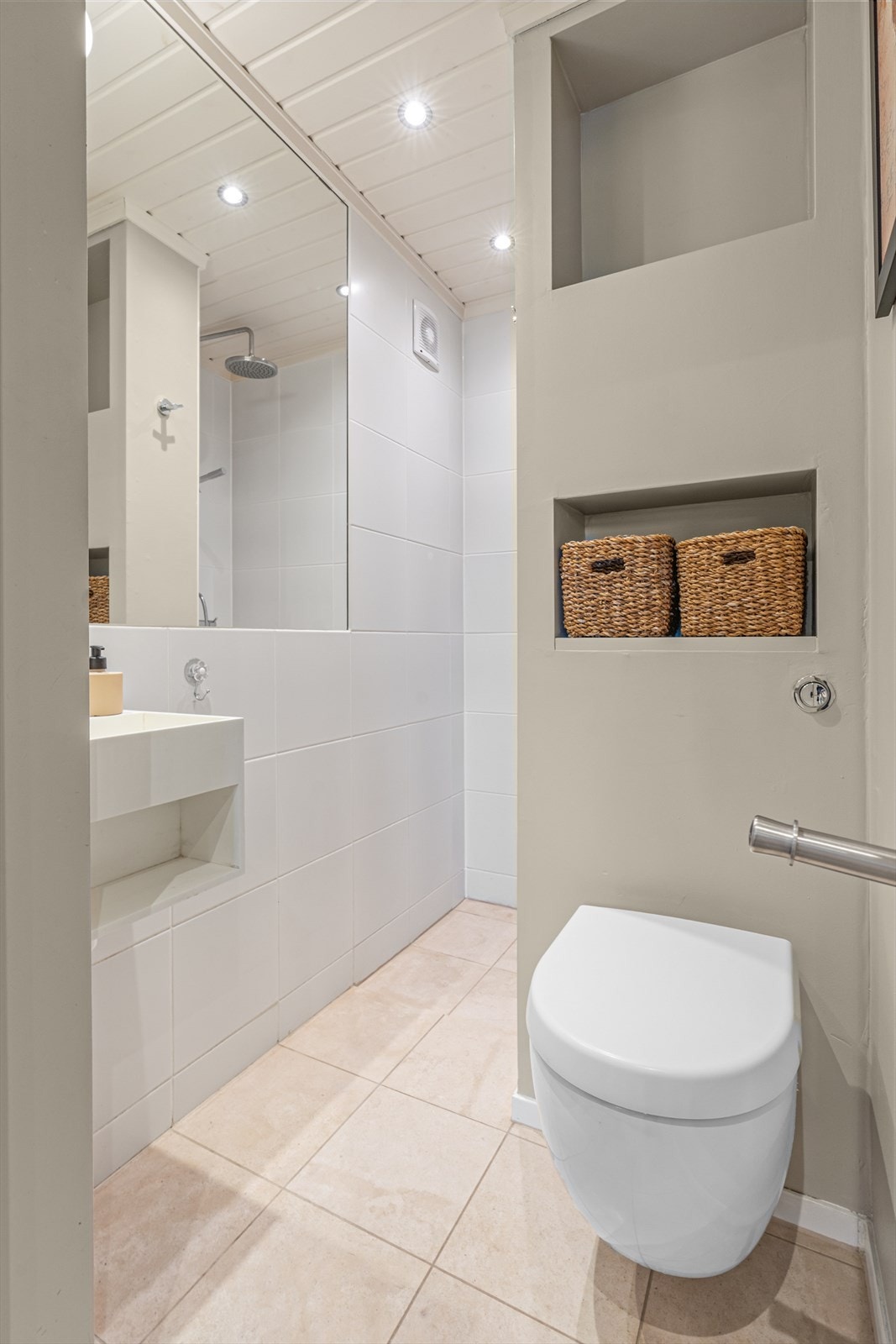 Badet i 1. etasje ble pusset opp i 2010 med flislagt gulv med varmekabler for økt komfort, og utstyrt med toalett, servant samt en dusjnisje. Galleribilde