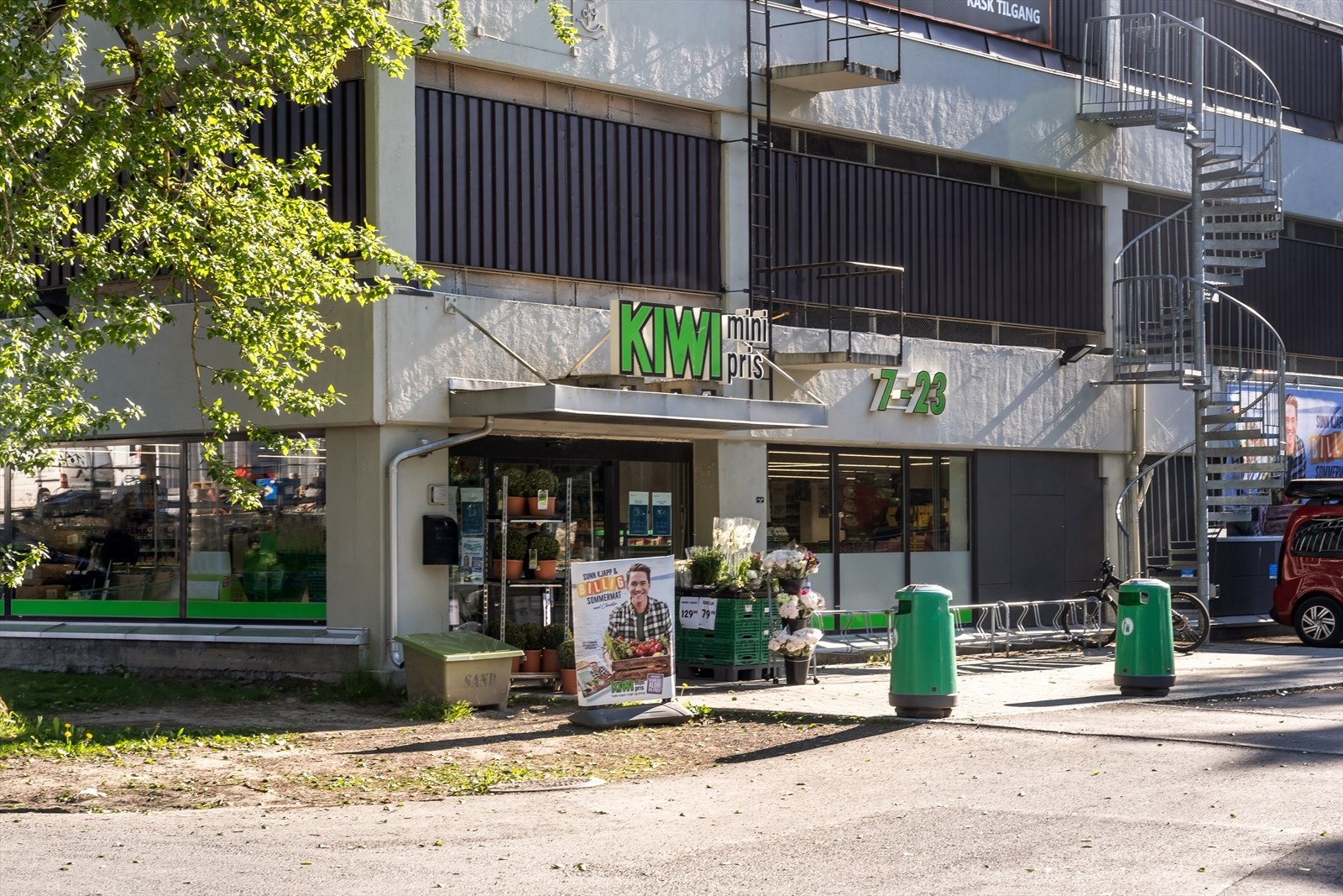Nærmeste dagligvare er Rema 1000 og Kiwi, henholdsvis 3 og 5 minutter unna. Galleribilde