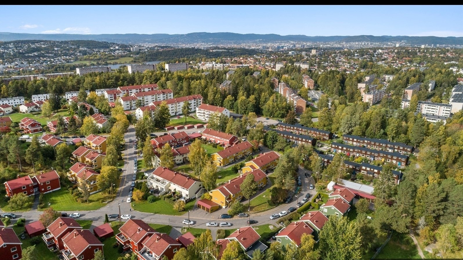 Området består hovedsakelig av rekkehus og blokkbebyggelse, med store grøntarealer. Velkommen til en hyggelig visning! Galleribilde