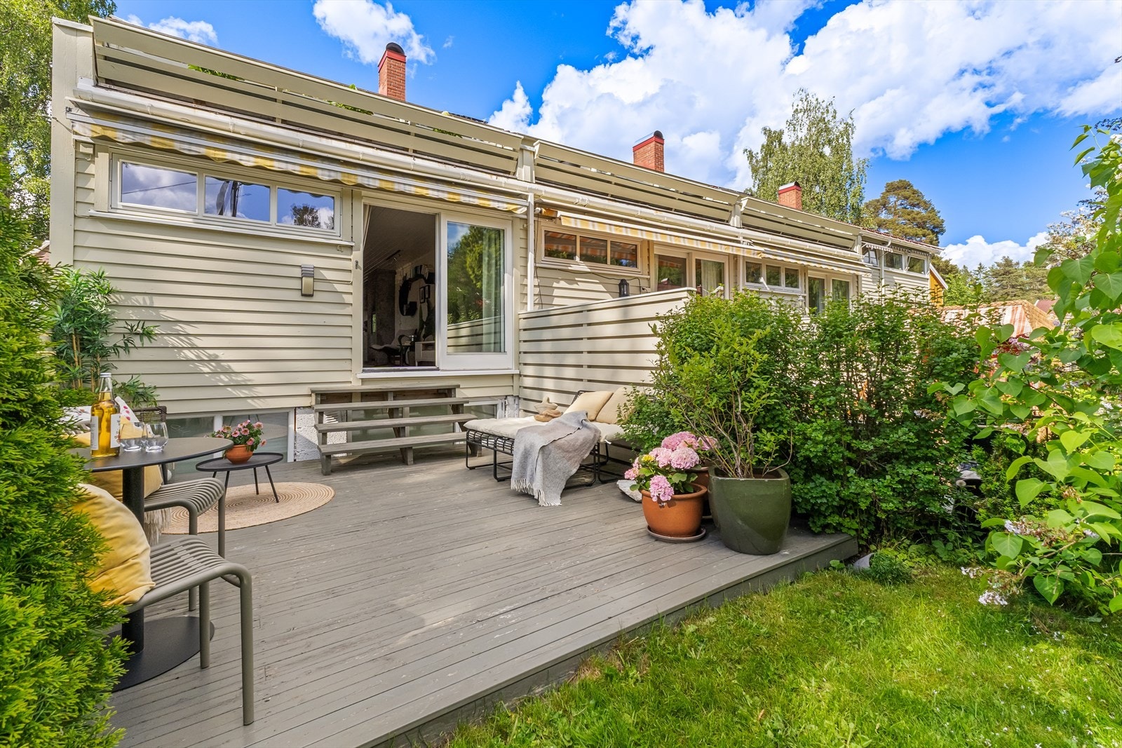På terrassen kan det enkelt innredes i soner med plass til grill og flere sittegrupper. Galleribilde