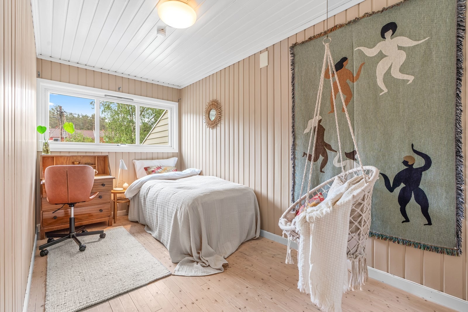 De to andre soverommene har plass til seng, tilhørende møblement og oppbevaring. Galleribilde