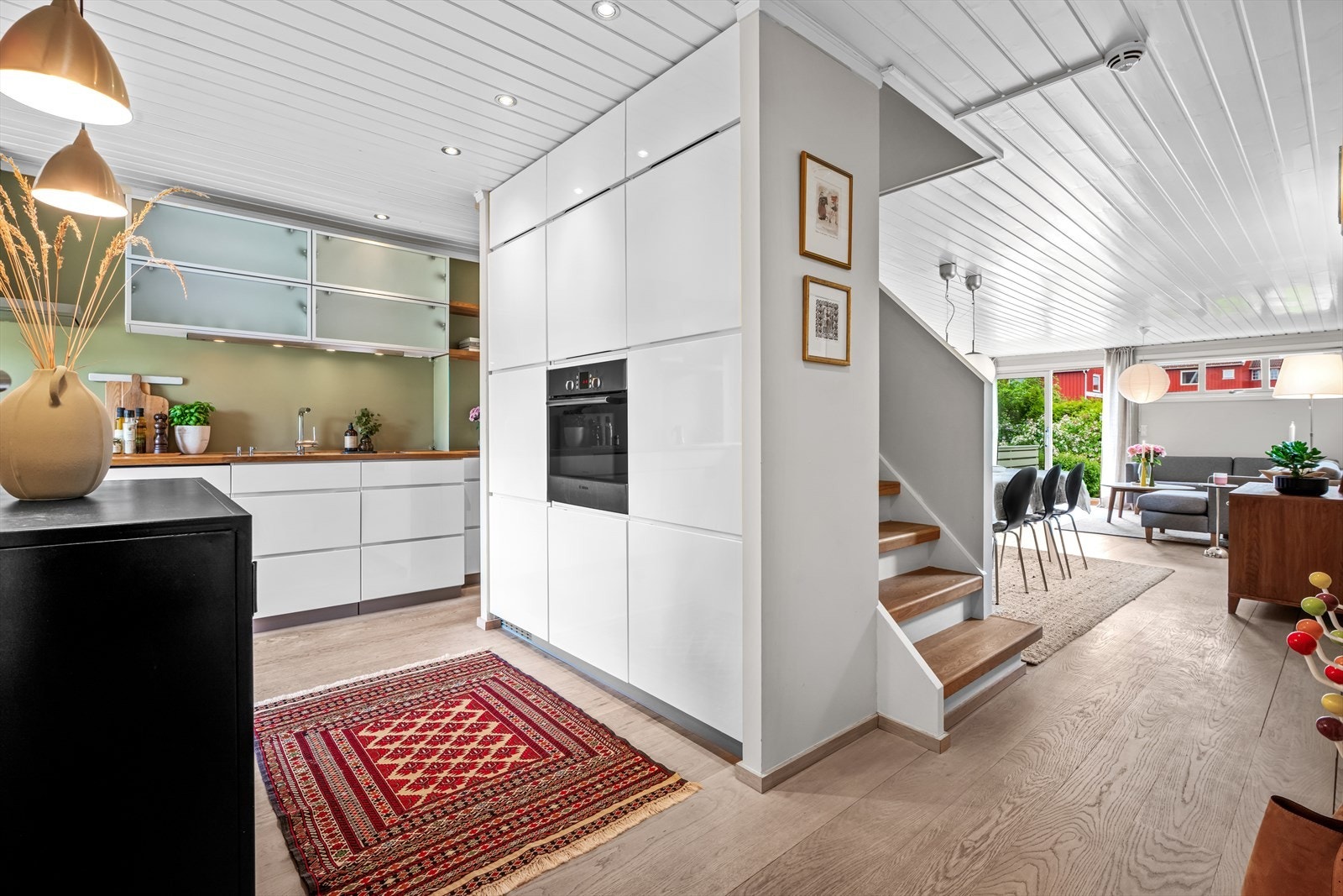 Kjøkkenet ligger i moderne løsning sammen med stuen. Galleribilde