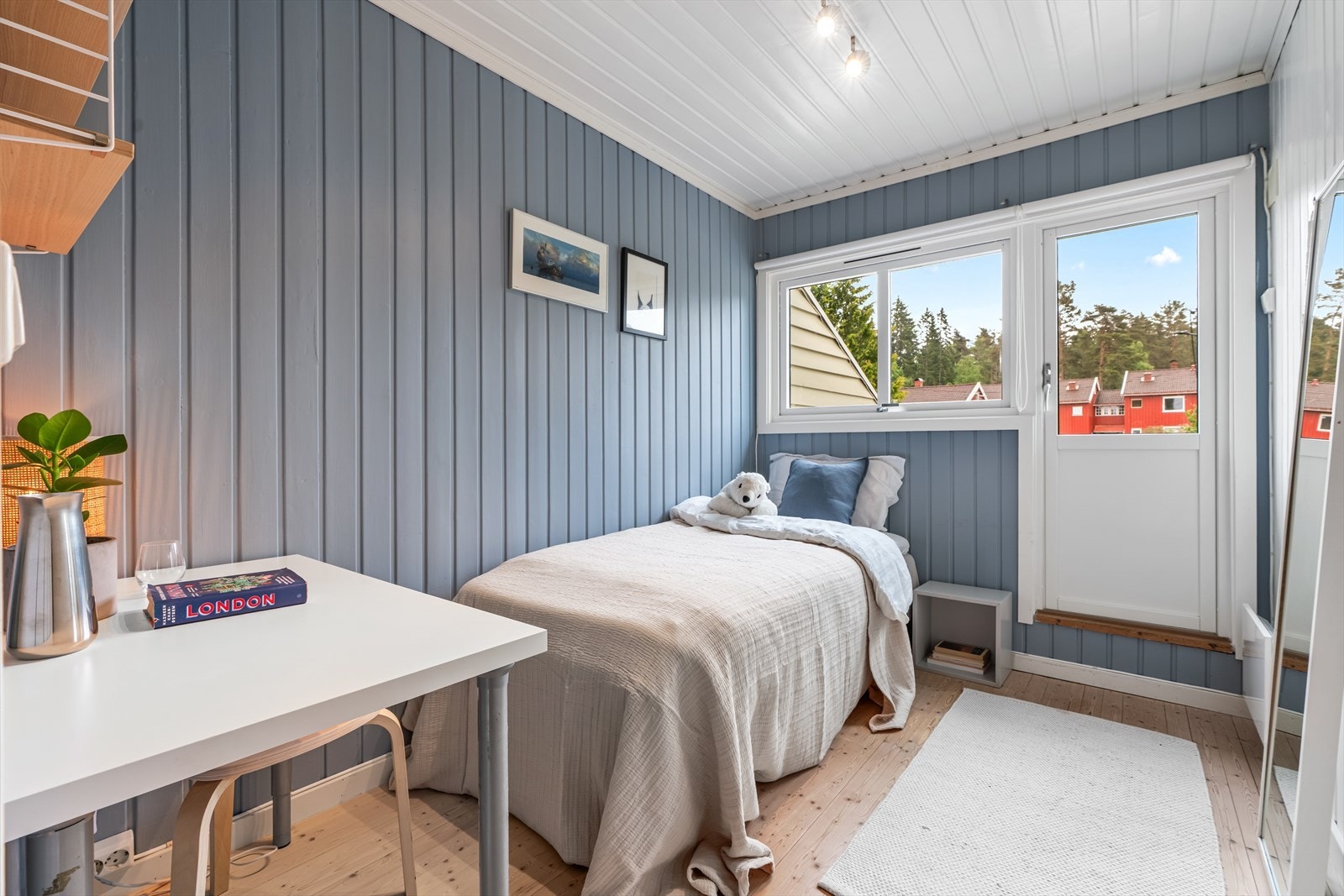 Det ene soverommet har utgang til en fin, usjenert veranda med gode solforhold. Galleribilde