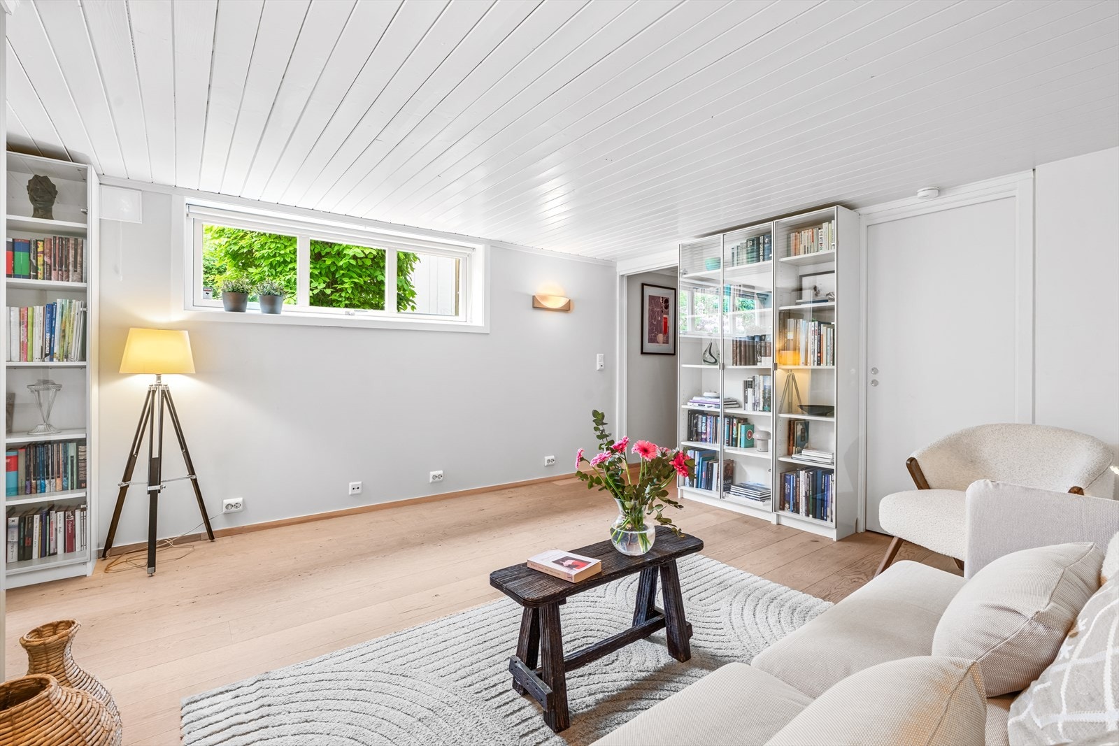 Rommet er lyst med god plass til å innrede med både sofagruppe og oppbevairngsmøbler. Galleribilde