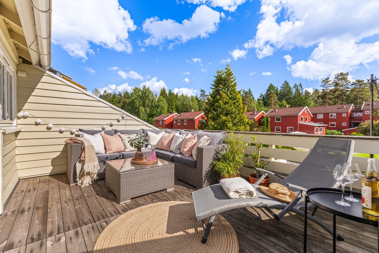 Verandaen er på ca. 12,5 m² som har god plass til en romslig sittegruppe. Galleribilde