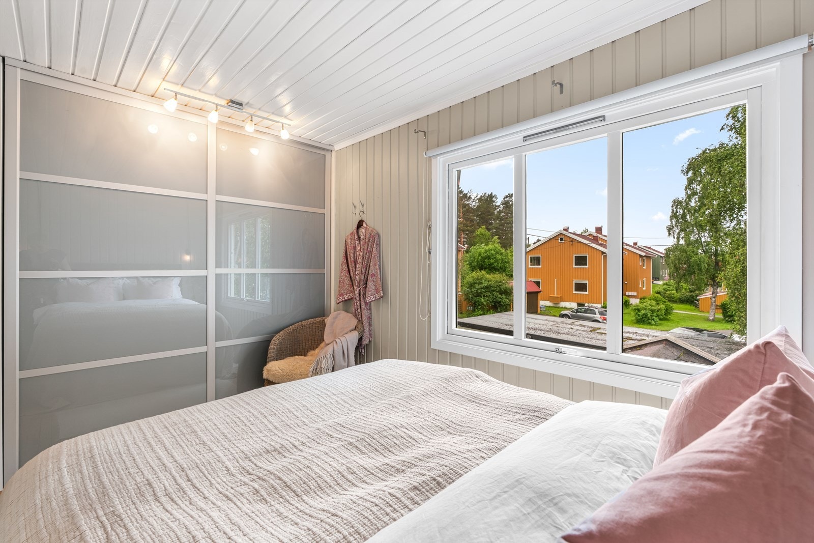 Hovedsoverommet har plass til dobbeltseng, nattbord og en stor garderobeløsning med skyvedører. Galleribilde