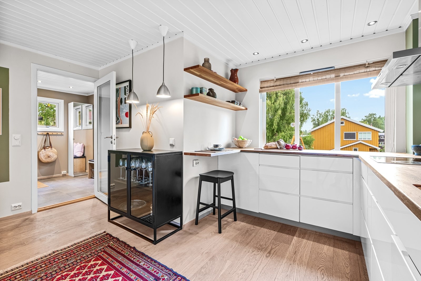 Boligen er lys og trivelig hvor det er tatt gjennomgående delikate farge- og materialvalg som gir et godt hjem. Galleribilde