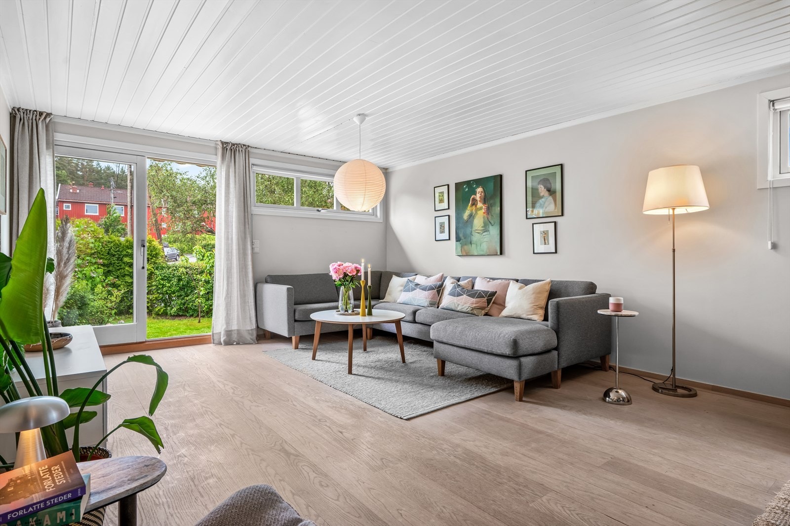 Stuen oppleves som lys og luftig. Galleribilde