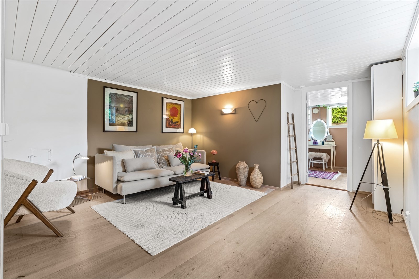 Dersom én stueavdeling ikke skulle være nok, finner du en ekstra stue i boligens kjeller - perfekt for barn og ungdommer i huset. Rommet er godkjent for varig opphold, se mer pkt. ferdigattest. Galleribilde