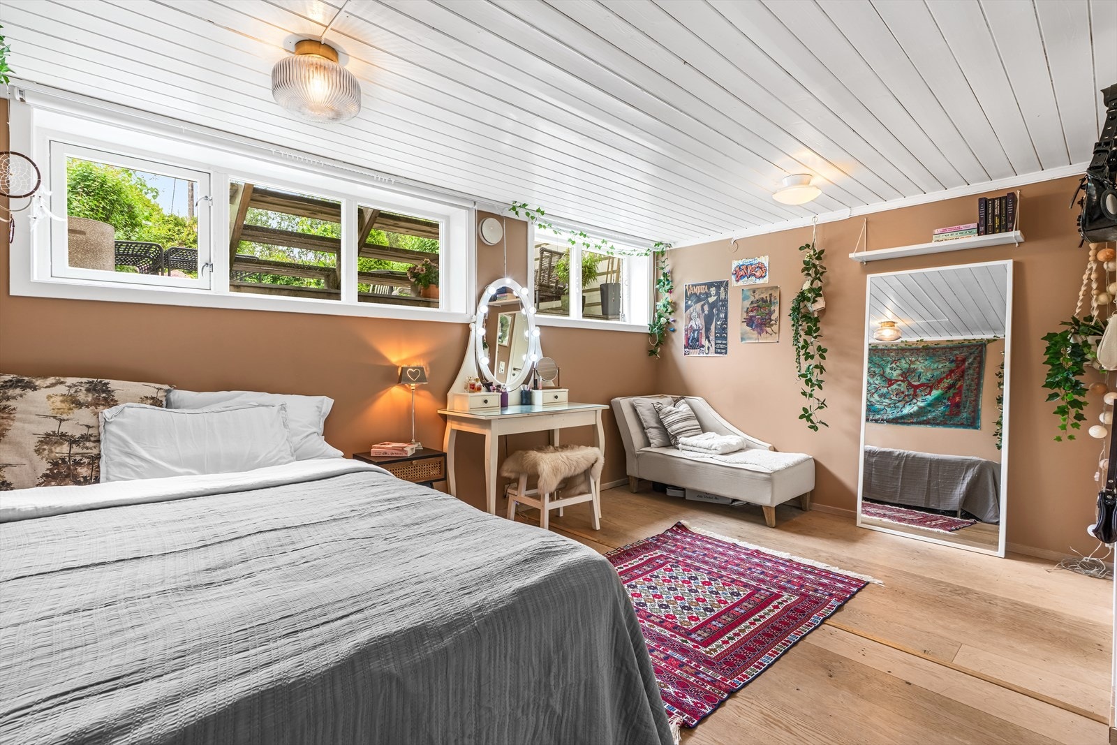 Dette rommet har varmekabler i gulvet og har god plass til dobbeltseng, annet møblement og et stort garderobeskap. Galleribilde