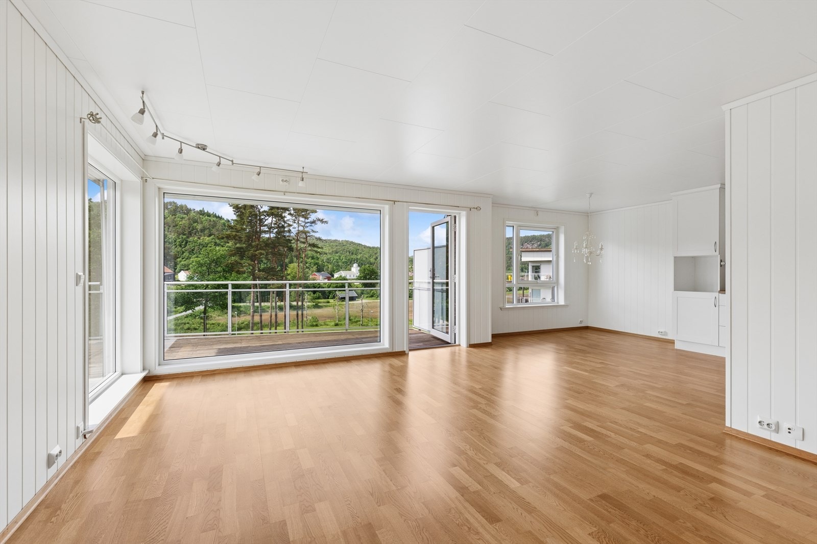 Utgang til balkong fra stuen gir gode muligheter for å nyte uteområdet. Galleribilde