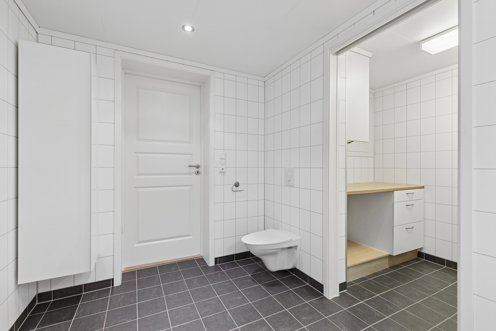 Bad med flislagte overflater på både gulv og vegger, samt separat vaskerom. Galleribilde