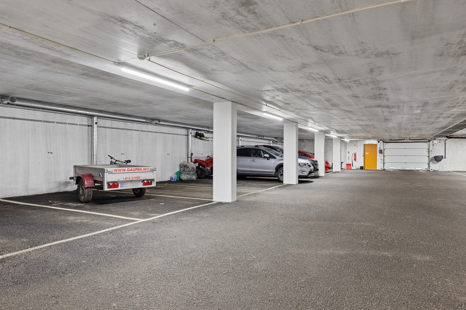 Tilhørende garasjeanlegg med oppmerkede parkeringsplasser Galleribilde