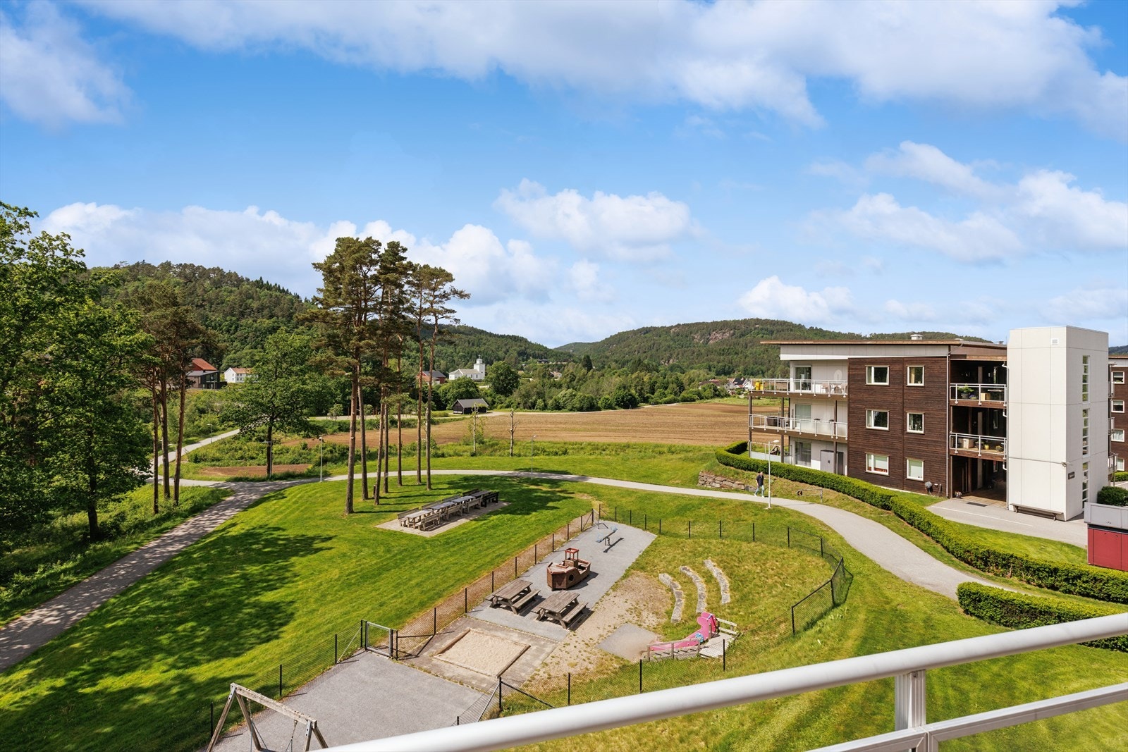 Fra eiendommens uteområde får man utsikt over landlige omgivelser og turstier. Galleribilde