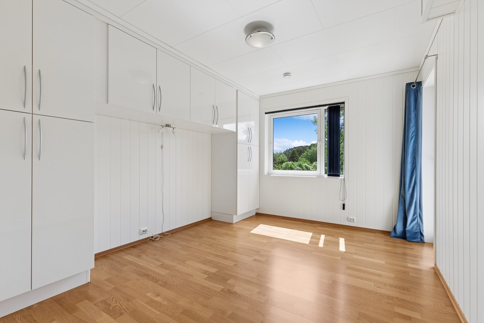 Soverom 1 med praktisk garderobeløsning og utgang til balkong. Galleribilde