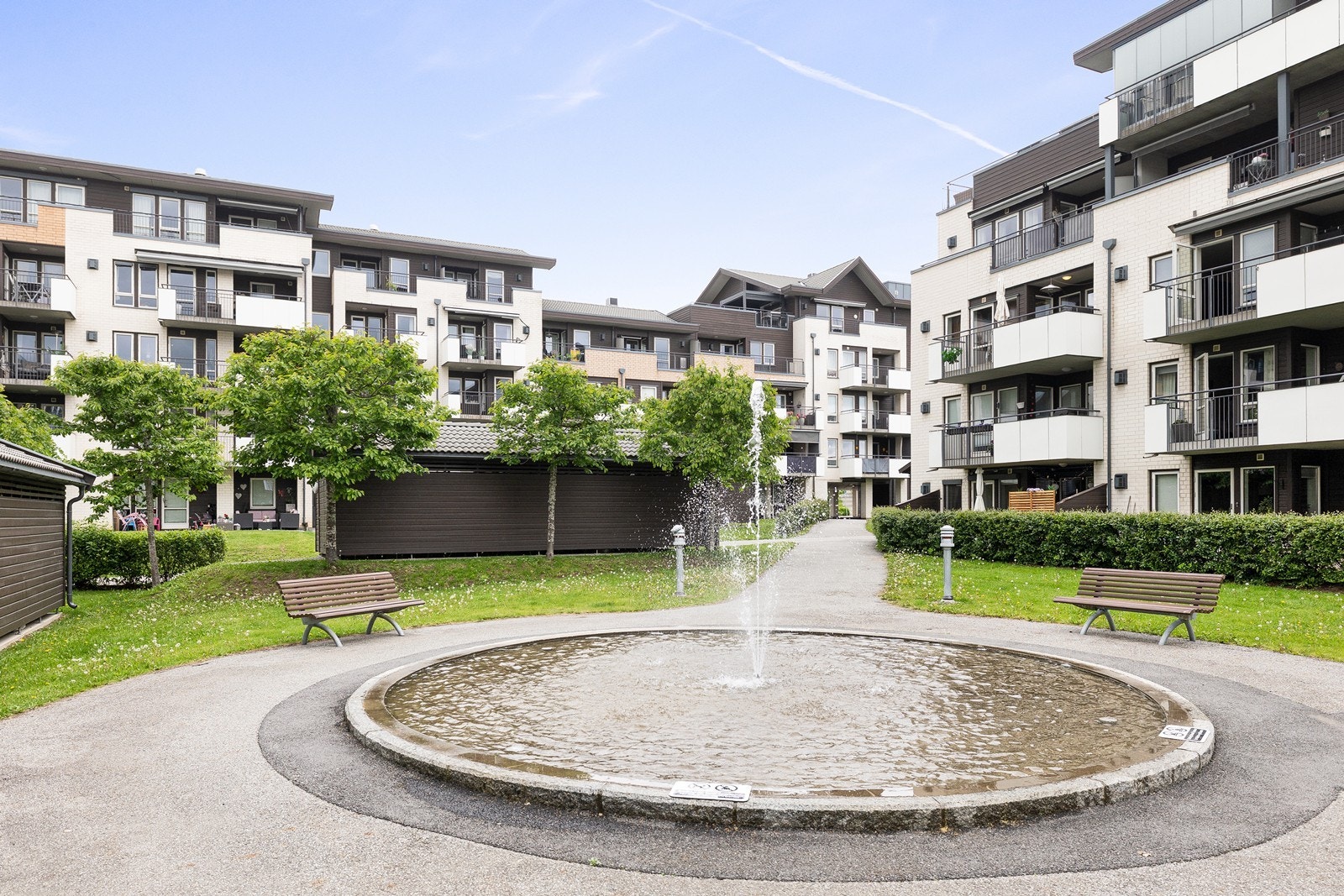Sameiets fellestomt er opparbeidet med bla. plenareal, beplantning, fontene og sittegrupper. Galleribilde