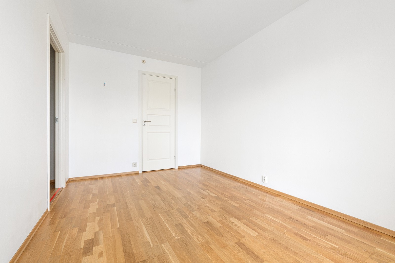 Hovedsoverom med god plass til dobbeltseng og tilhørende nattbord. Innenfor soverommet er det innvendig bod/walk-in closet. Galleribilde
